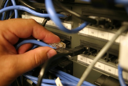 Netzwerkkabel wird angeschlossen